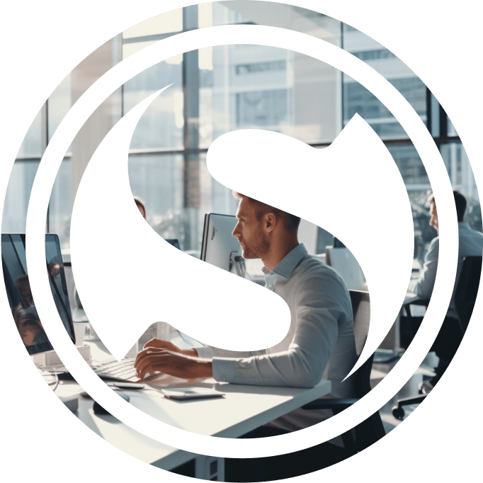 Mladý IT specialista soustředěně pracuje na řešení technických výzev.