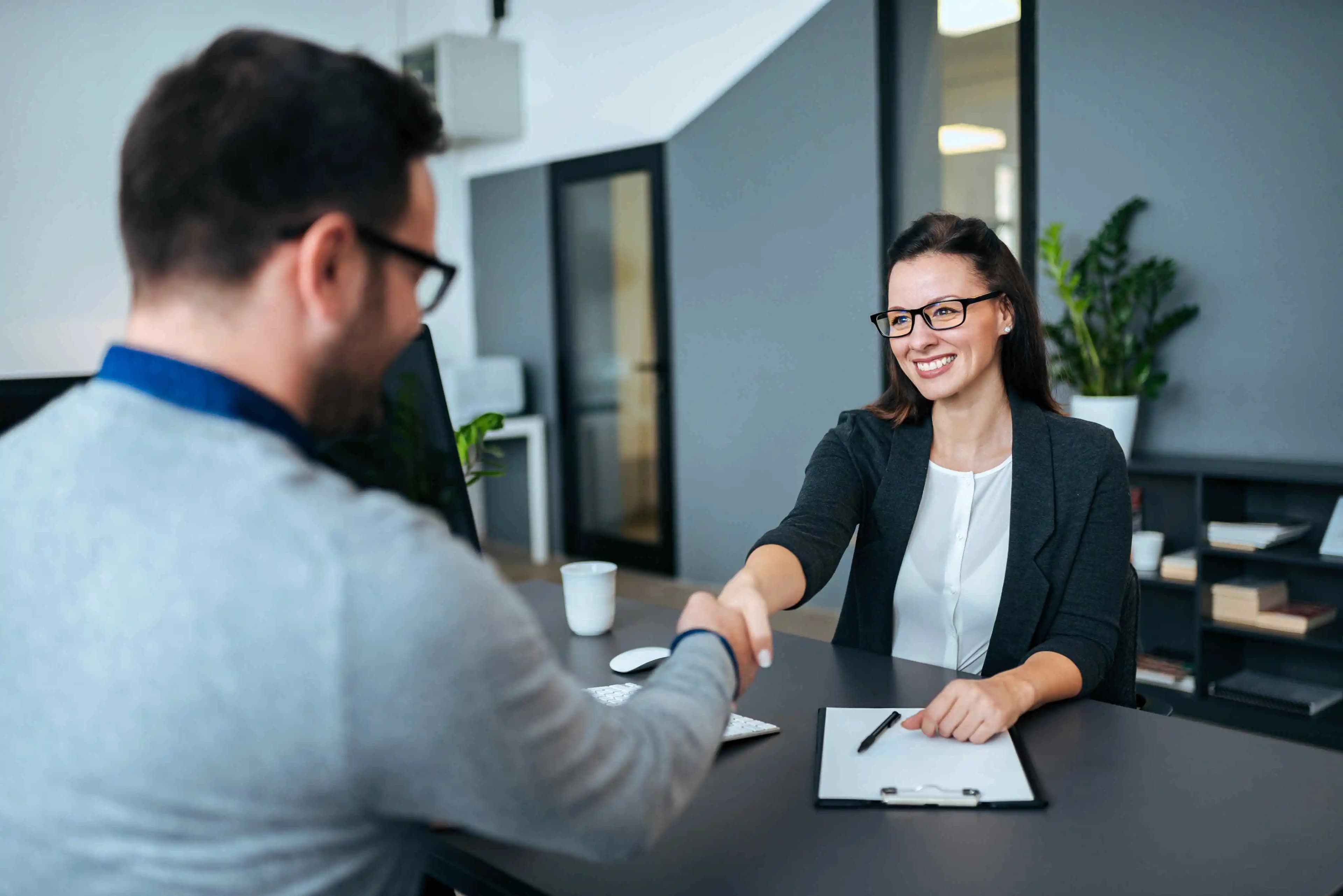 IT-Spezialisten, die in ihrer Arbeit vertieft sind, umgeben von Technologie in einem modernen Büro, wo Innovation auf Effizienz trifft.