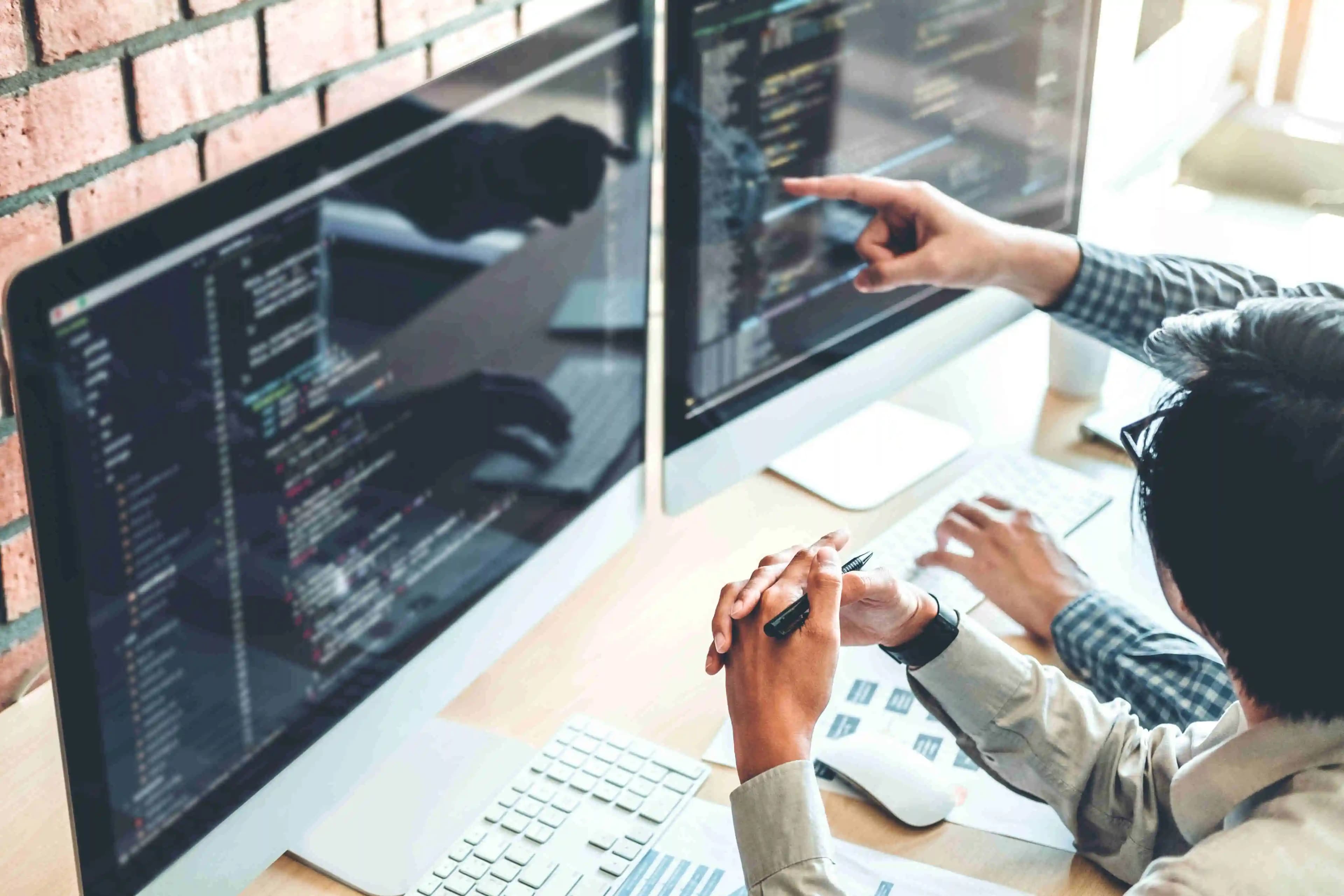 IT-Spezialisten, die in ihrer Arbeit vertieft sind, umgeben von Technologie in einem modernen Büro, wo Innovation auf Effizienz trifft.